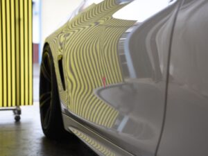BMW435iクーペ 左ドアのヘコミをラインボードで確認