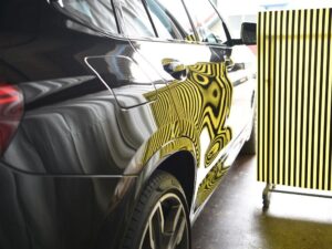 BMW X4 右リアフェンダーのヘコミをラインボードで確認