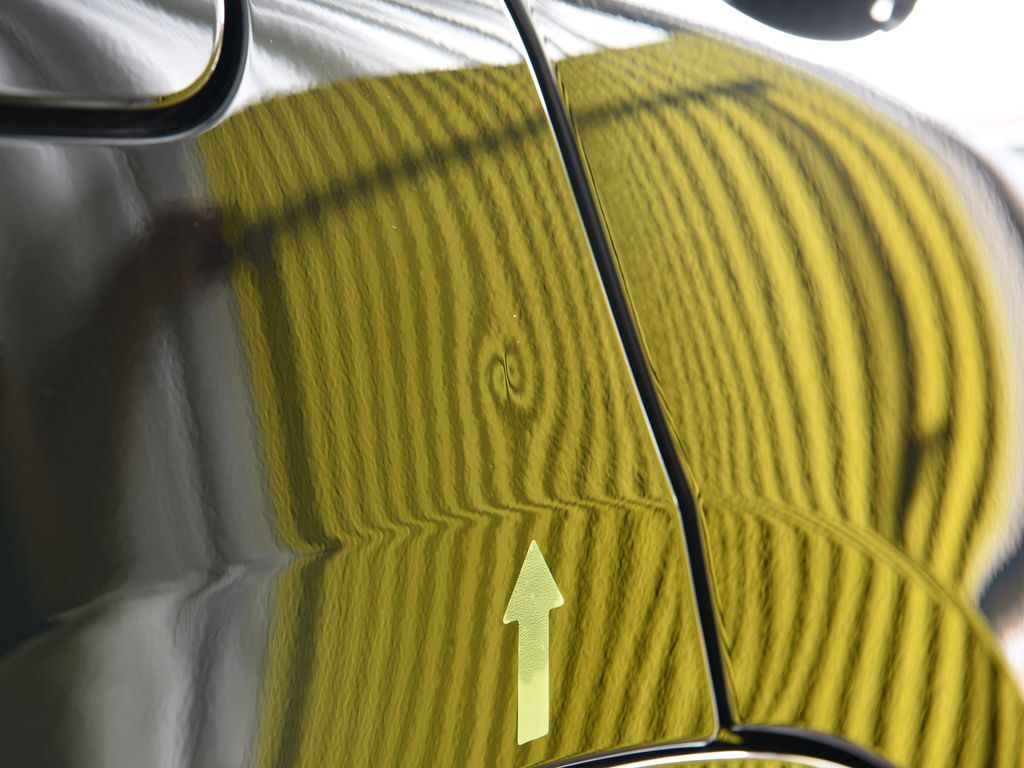 BMW X4 右リアフェンダーのデントリペア前 ラインボードで確認