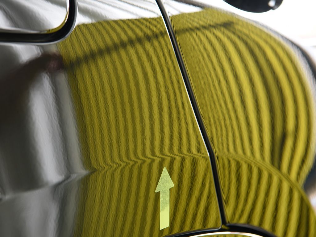 BMW X4 右リアフェンダーのデントリペア後 ラインボードで確認