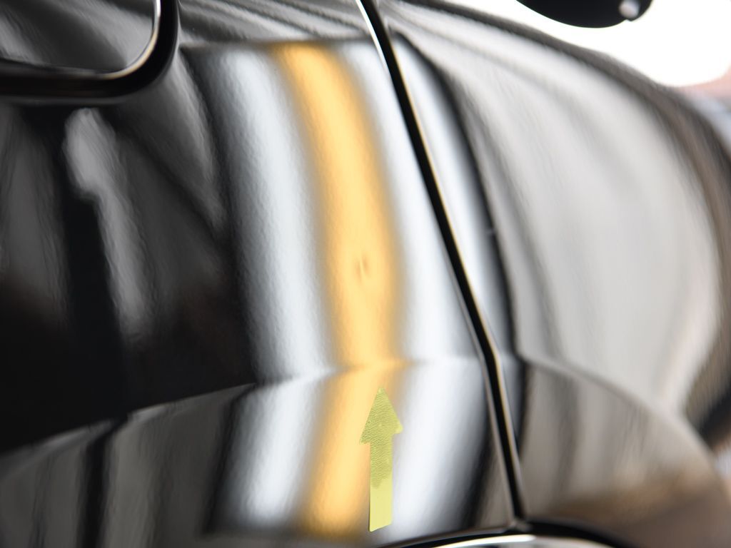BMW X4 右リアフェンダーのデントリペア前 ライトの光で確認