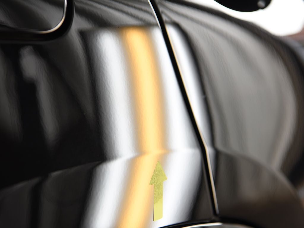 BMW X4 右リアフェンダーのデントリペア後 ライトの光で確認